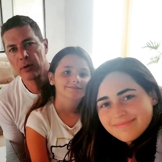 El actor de 47 años es muy unido a ellas. "Si algún día las soñé, rebasaron cualquier sueño, gracias, gracias por elegirme y gracias por existir", escribió Mauricio en una publicación en Instagram.