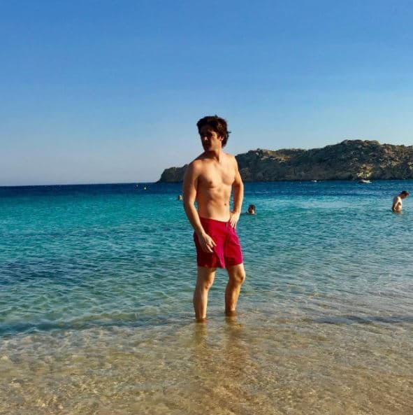 Por su lado, Diego Boneta presumió que también se encuentra de vacaciones en Mykonos y compartió una foto con el mismo fondo, en una pose parecida y con un bañador rojo. ¿Coincidencia?