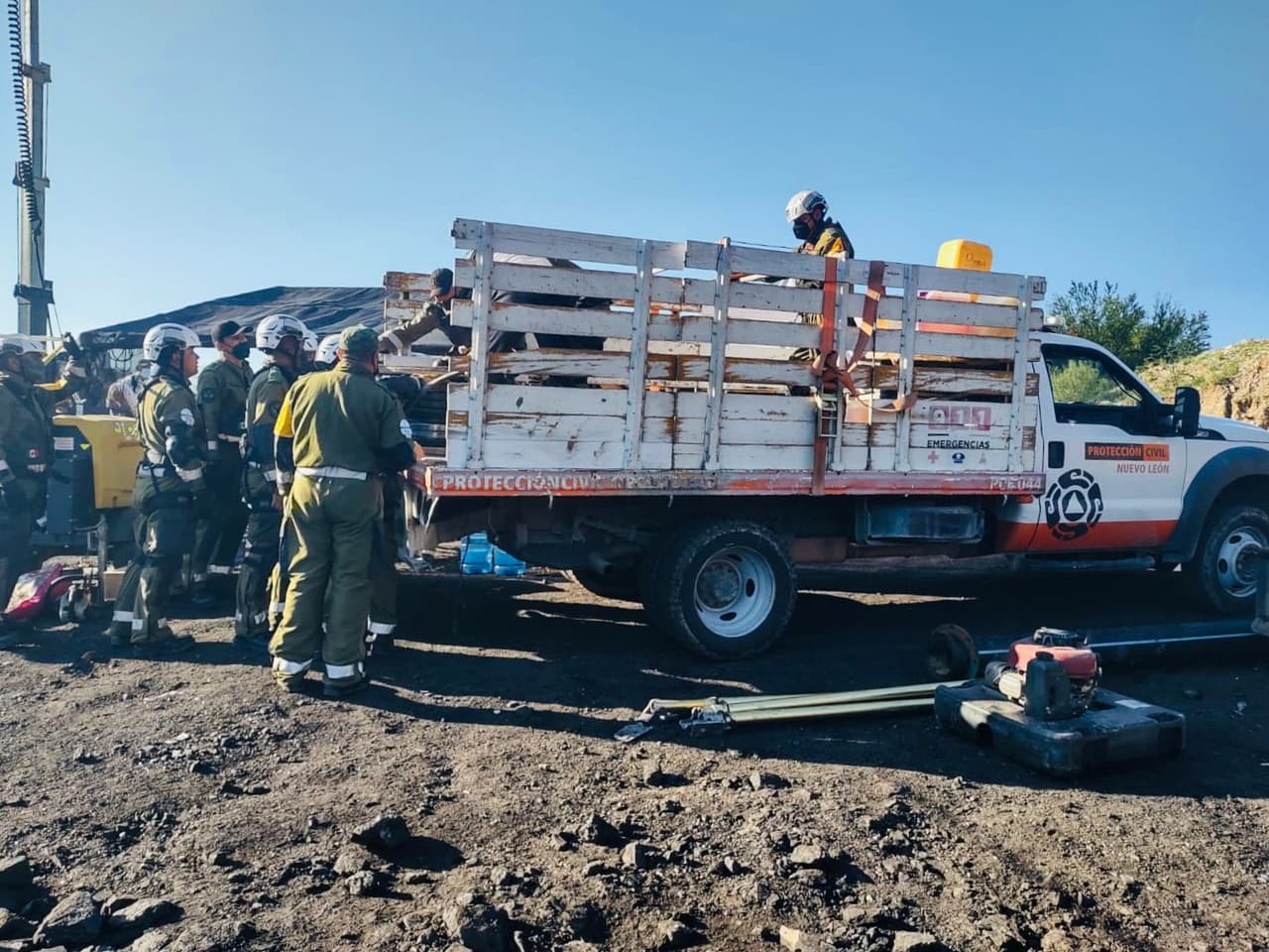 Personal de Protección Civil ha estado trabajando en las labores de rescate. La primera víctima del siniestro fue encontrada a las 24 horas de haberse producido. El fiscal del estado de Coahuila, Gerardo Márquez, informó que 
<b><a href="https://www.univision.com/noticias/america-latina/mineros-atrapados-mina-coahuila-mexico">ya se habían comunicado con sus familiares para el reconocimiento del cuerpo.</a></b>