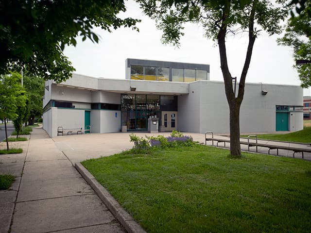 <b>Eastwick Library</b>
<br>2851 Island Avenue
<br>Philadelphia, PA 19153-2314
<br>215-685-4170
<br>
<br>Sirviendo a las comunidades de Eastwick, Elmwood, Clearview y Penrose Park, la 
<a href="https://libwww.freelibrary.org/locations/eastwick-library" target="_blank">biblioteca de Eastwick</a> está ubicada cerca de varias áreas comerciales, la instalación postal de Tincum Island Road y el Aeropuerto Internacional de Filadelfia. En el patio de la biblioteca se encuentra la escultura "Guerrero griego", diseñada por el artista Christo Capralos. 
<br>