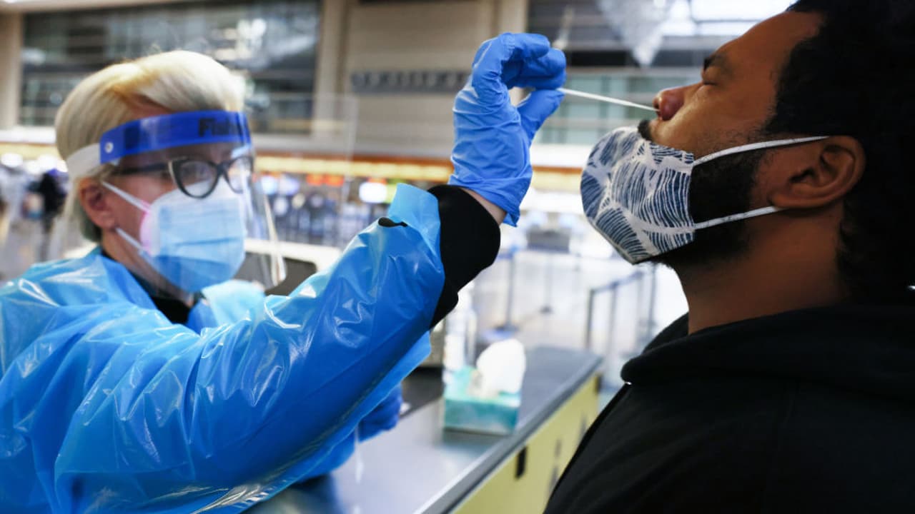 Expertos de salud del gobierno aseguran que
<b> las personas vacunadas contra el coronavirus con Pfizer y Moderna están protegidas contra la variante Delta</b> y quienes más se han visto afectados son los jóvenes que aún se rehúsan a inocularse. Estados, mayormente en el sur del país, donde la tasa de inmunización no llega al 40% es donde más se está propagando el virus. 
<b><a href="https://www.univision.com/noticias/salud/la-variante-delta-del-coronavirus-llego-a-eeuu " target="_blank">Más noticias aquí</a></b>.