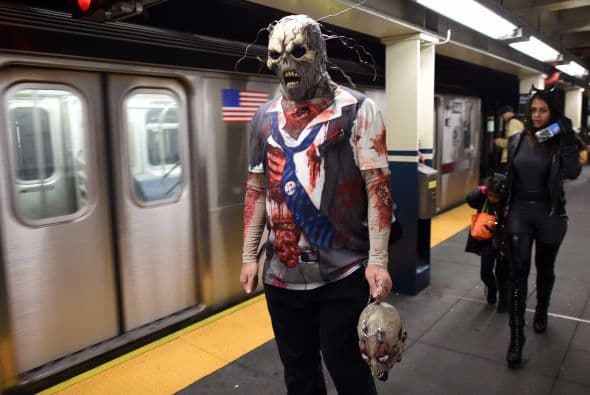 ¿Qué harías si te encontraras a este personaje en el vagón del Metro?