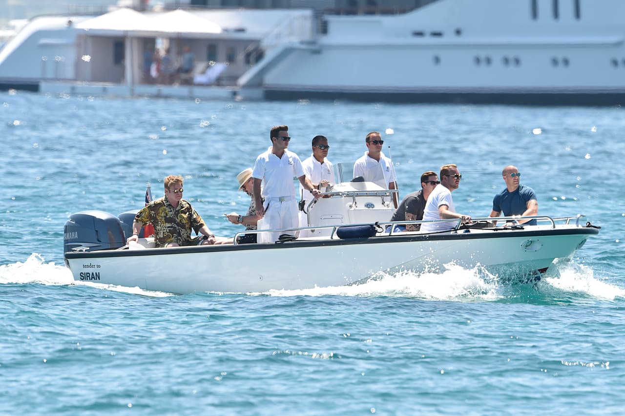Dieron un paseo en bote por el mar.
