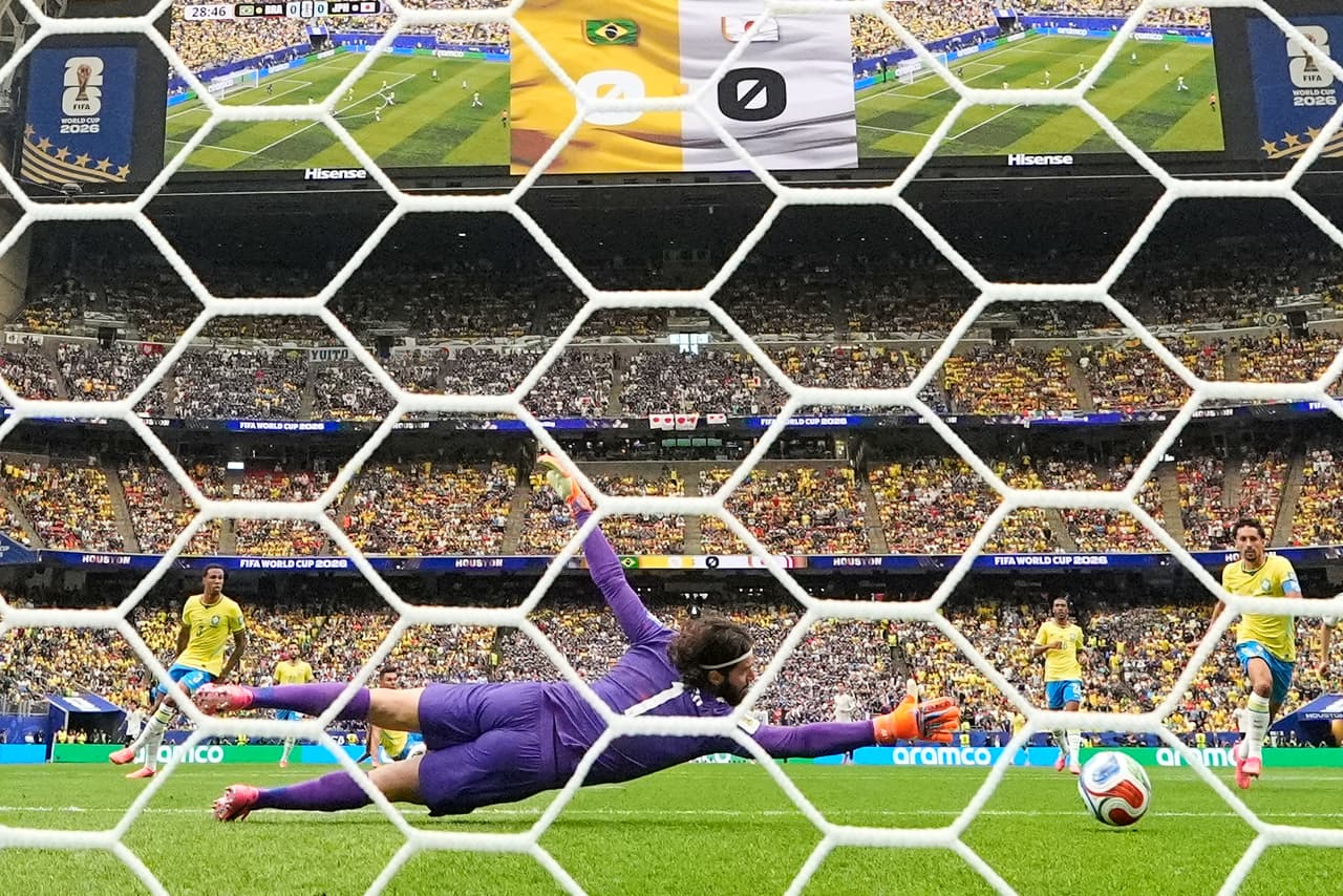 Kaishu Sano (24) de Japón anota el primer gol de su selección ante el portero brasileño Alisson Becker (1) durante el partido de dieciseisavos de final de la Copa Mundial entre Brasil y Japón en Houston, el lunes 29 de junio de 2026.