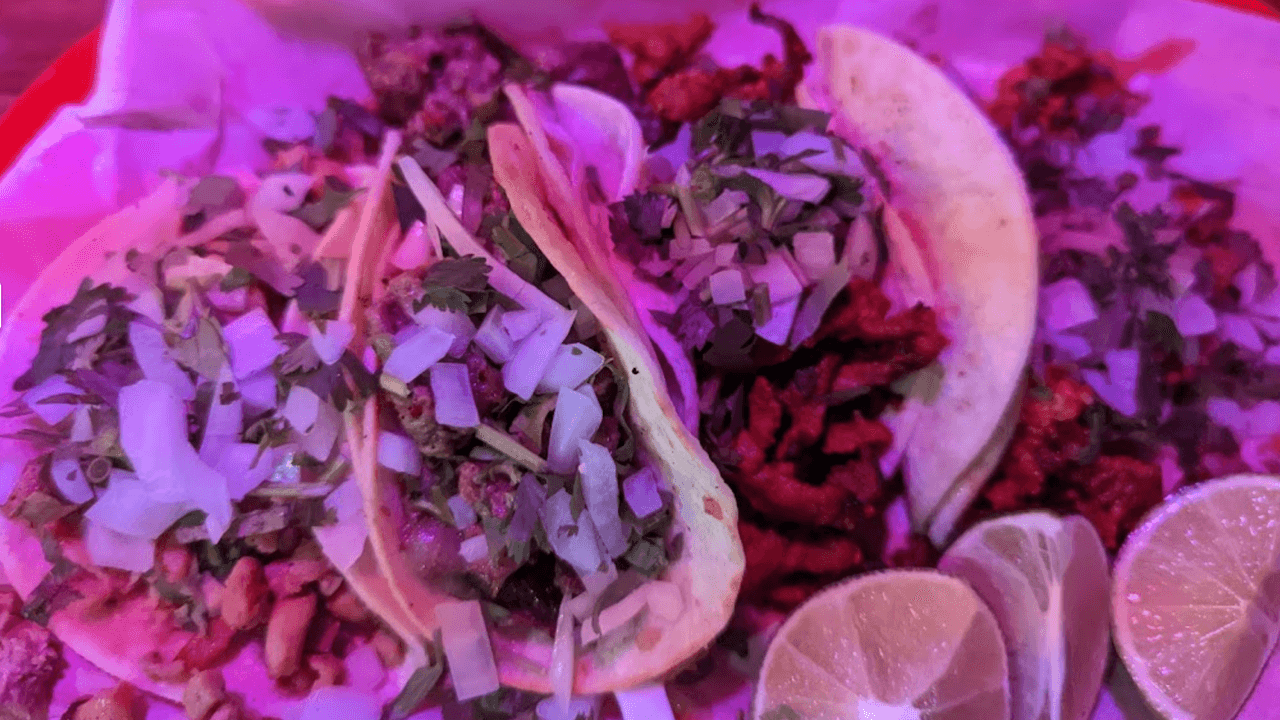 Los clientes también recomiendan las tortas y burritos de birria, acompañados de un buen consomé. Este lugar se encuentra en el 6425 de Florin Perkins Rd.