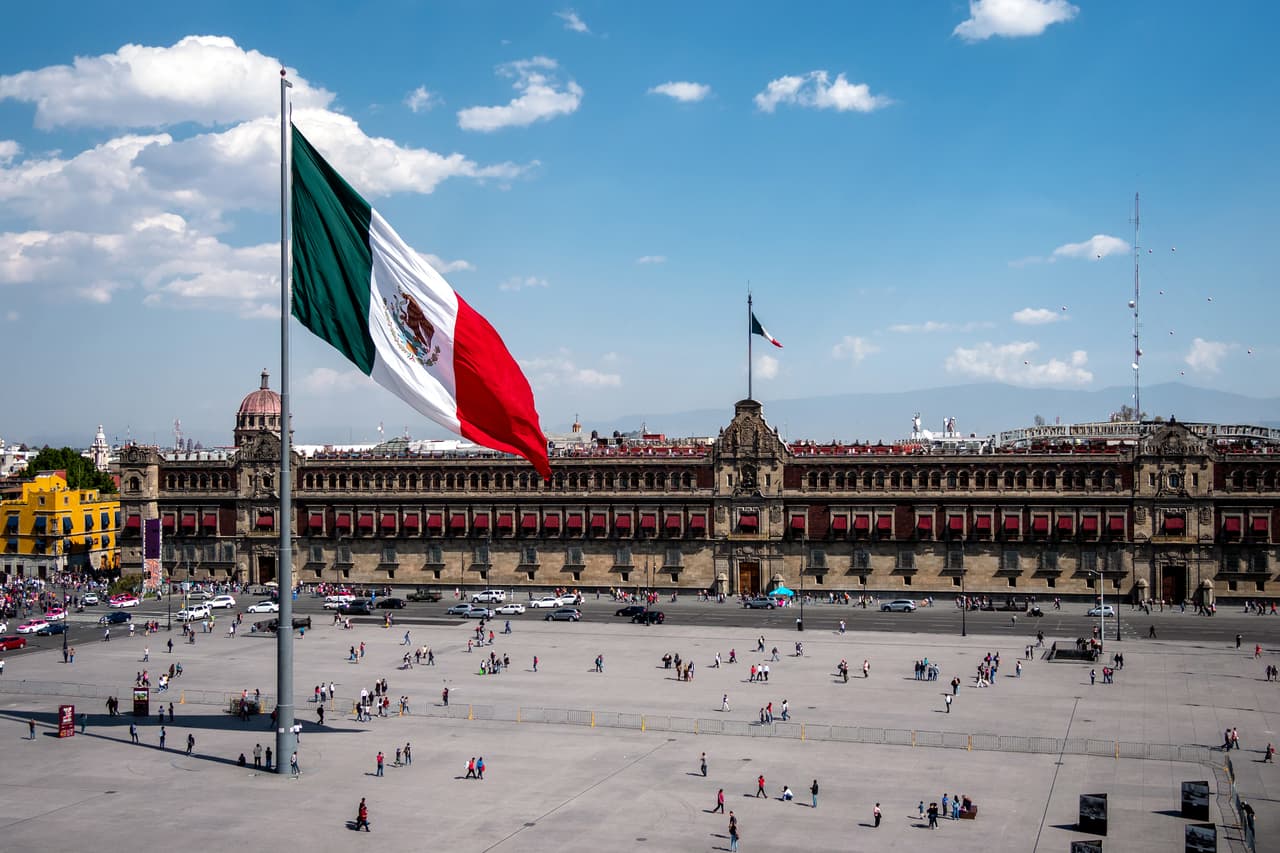 <h2 class="cms-H2-H2">1. México</h2>
<br>
<br>🛫 
<b>¿Cuántos estadounidenses se mudaron a este país en 2021? </b>16,022.
<br>
<br>🛫
<b> ¿Cuánto ha incrementado el porcentaje de migrantes estadounidenses a este país entre 2019 y 2021?</b> 38%
<br>
<br>🛫 
<b>¿Cuántos estadounidenses residen en este país?</b> 799,000.
<br>
