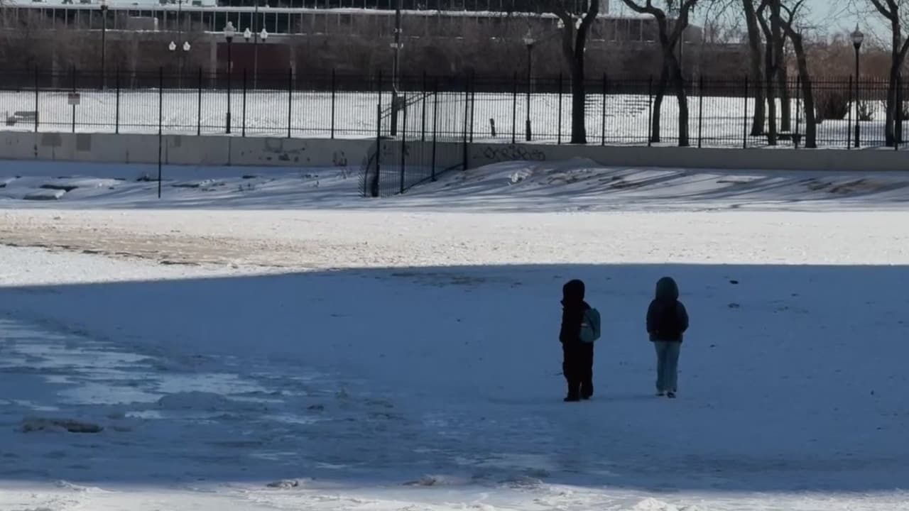 Autoridades advierten del riesgo por personas caminando sobre el hielo del lago Michigan