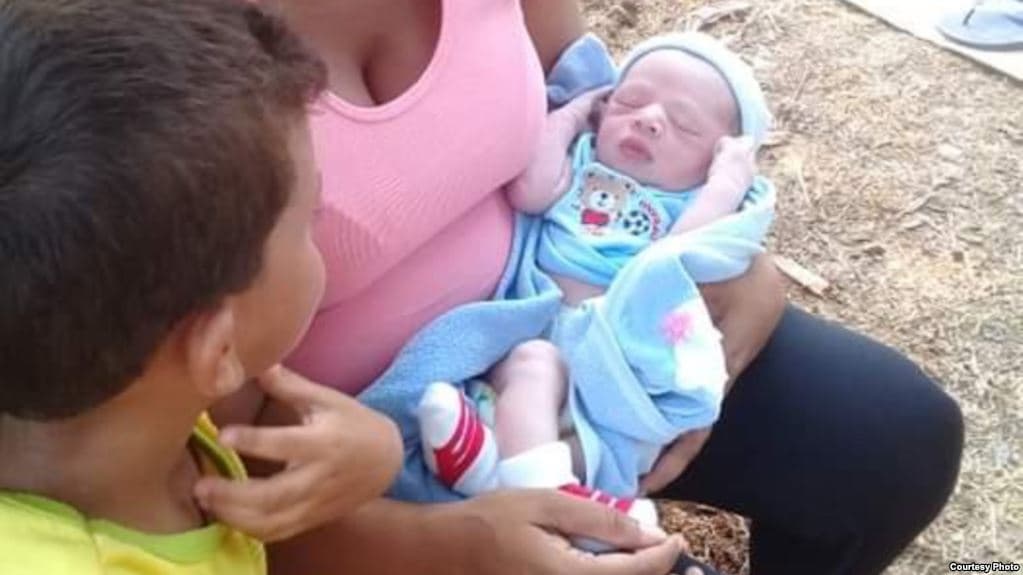 Pero el bebé nació el 14 de abril en un campamento llamado ‘La Peñita’, ubicado en Darién en la selva panameña, según contó la abuela de la criatura.