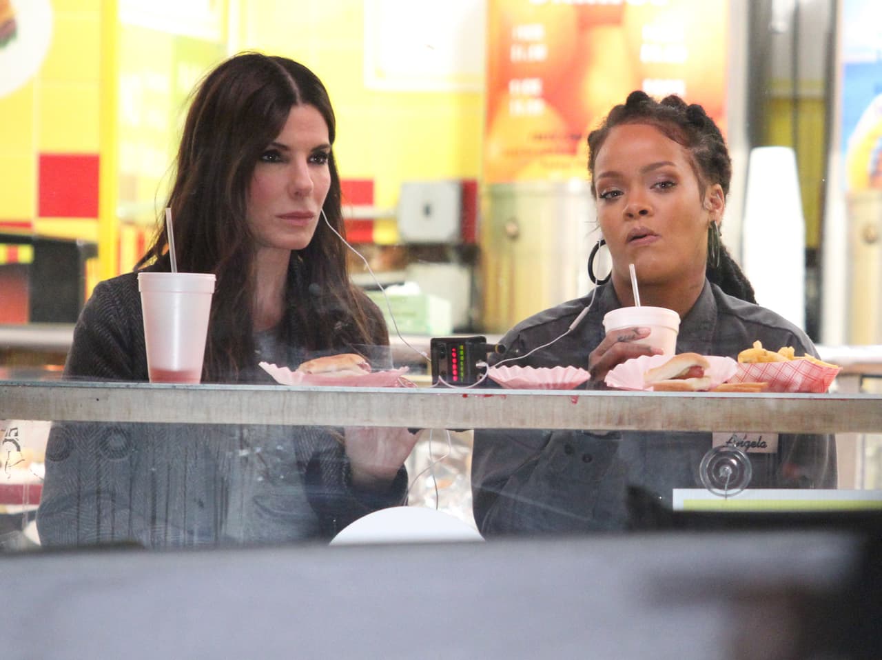 Y están escuchando la grabación desde sus audífonos.