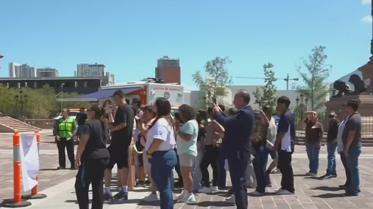 México conmemora el 19 de septiembre con simulacro nacional y ofrenda en un memorial de Tlatelolco