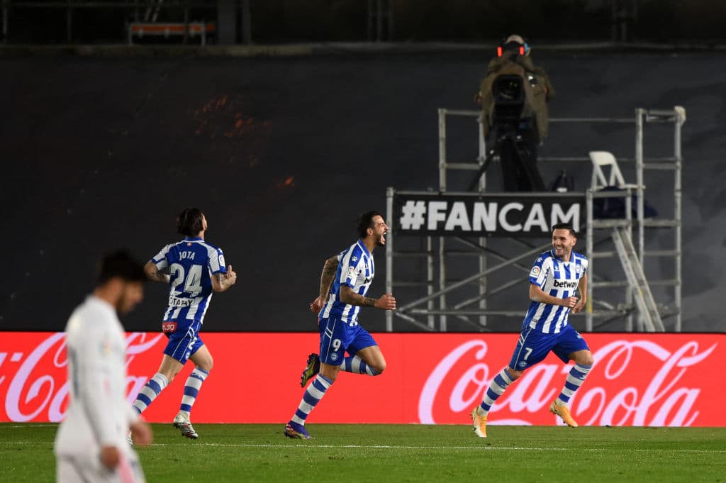 Los de Zidane fueron superados 1-2 en su décimo encuentro de la competición española. Lucas Pérez (5’) abrió el marcador para los visitantes y Joselu (49’) creció la diferencia. Casmiro (86’) descontó, pero no fue suficiente para evitar la derrota.