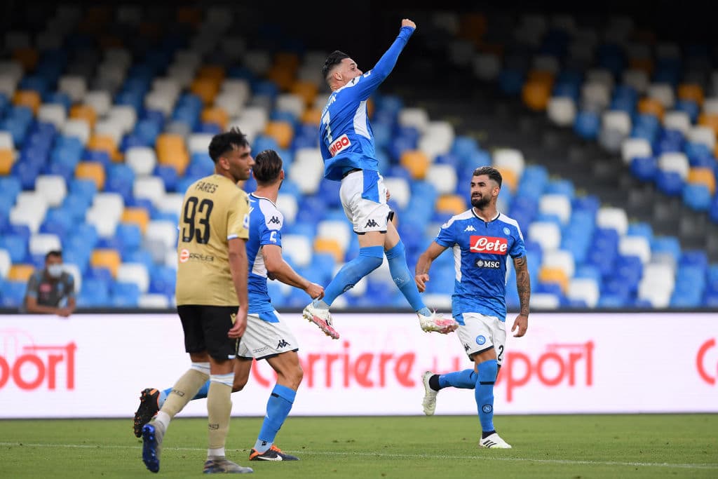 José María Callejón festeja el tanto que pone encima al Napoli nuevamente.