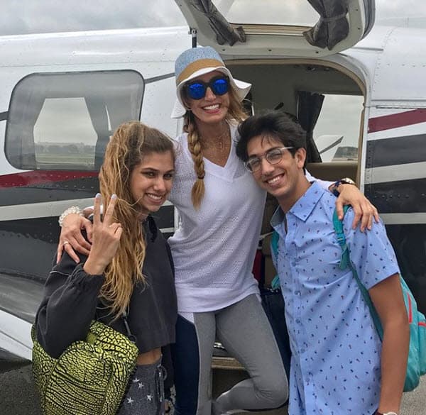 Ambos ya son unos jovencitos y han comenzado a construir su propio camino, 
<b><a href="https://www.univision.com/entretenimiento/sobrevolando-africa-lili-estefan-celebra-los-16-anos-de-su-hija-en-un-globo-aerostatico-video">Lina tiene 16 años</a></b> y Lorenzo 18.
