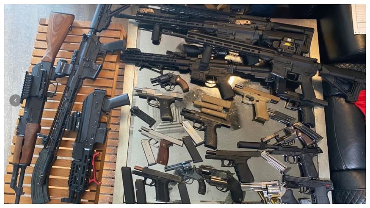 La oficina del Sheriff de Broward informó del arresto de un joven de 24 años acusado de tráfico de armas y narcóticos.