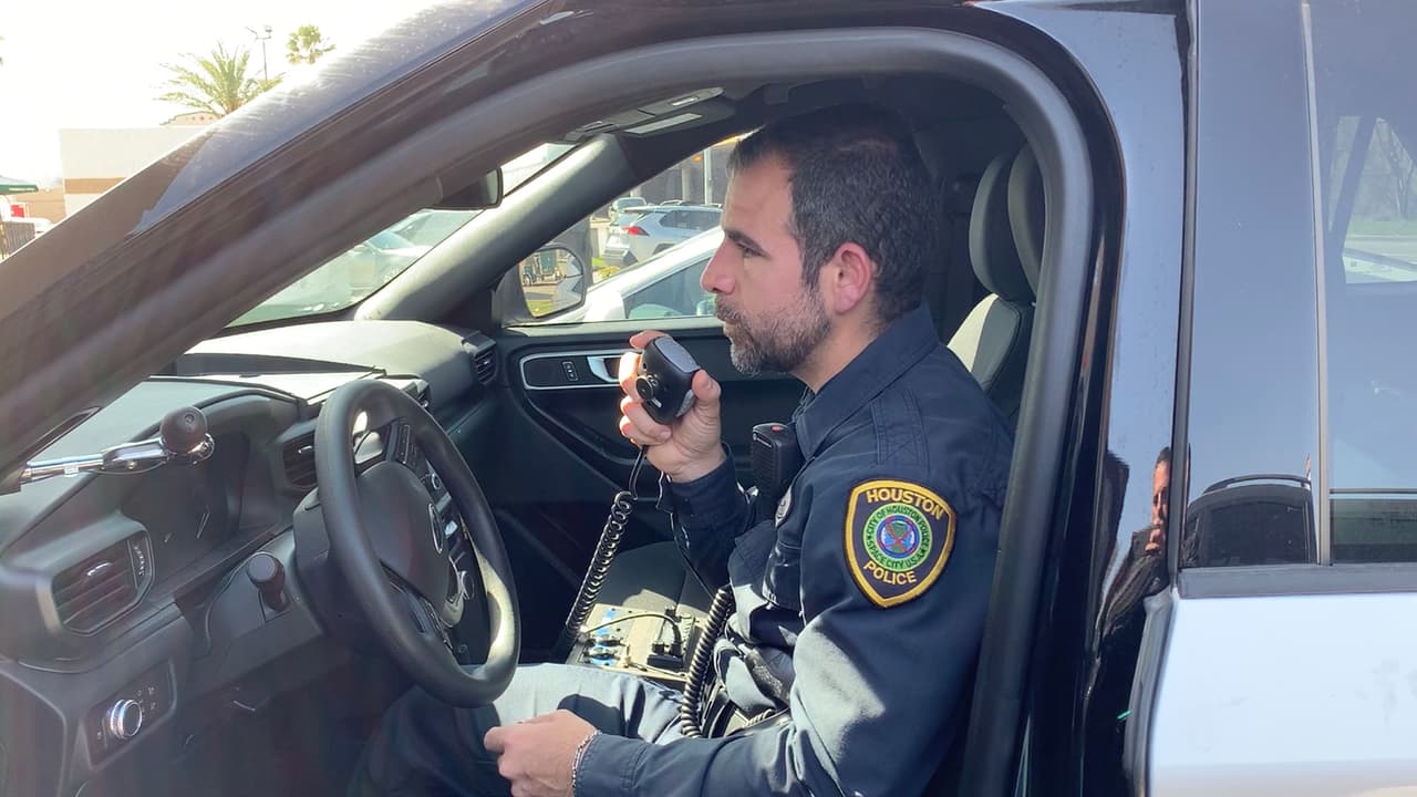 El oficial Jesús Robles de la policía de Houston dice que el primer consejo que le da a las personas es que deben ser conscientes que cualquiera podría ser víctima del crimen, para así estar más prevenido y saber cómo defenderse.