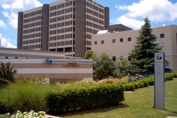 Georgia State University: Atlanta - Número de Estudiantes: 32,022 - Crímenes violentos: 33 - Violación: 4 - Robo: 26 - Asalto con agravantes: 3 - Delitos contra la propiedad: 257