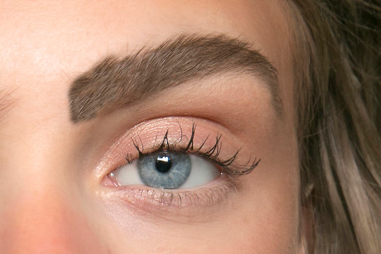 <b>No identificar hasta donde se deben maquillar las cejas</b>
<br>Es importante que identifiques el punto en el cual debe
<b> iniciar el maquillaje de la ceja, igual que el punto donde debe terminar. También debes definir el punto más alto del arco: el medio que es en donde inicia y el bajo que es donde termina.</b>