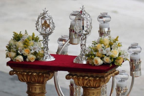 Las reliquias son conservadas en un par de objetos artesanales.