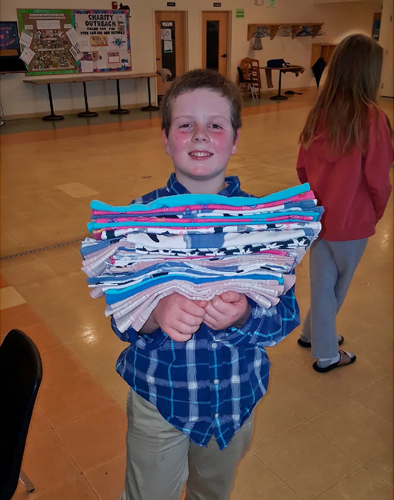 Gibson Griffith, un estadounidense de 10 años de Lee, New Hampshire, muestra un grupo de frazadas de tela cosidas especialmente para ayudar a los animales heridos en Australia. Miles en todo el mundo han estado haciendo envolturas para murciélagos y bolsas de canguro para los animales afectados por los incendios.