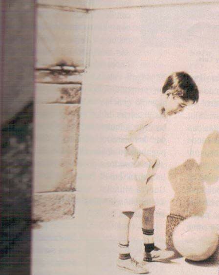 Luis Aguilar Manzo nació el 29 de enero de 1918, en Hermosillo, Sonora al noroeste de México. De niño soñaba con convertirse en futbolista profesional, sin saber que su futuro estaba en la música y el cine.