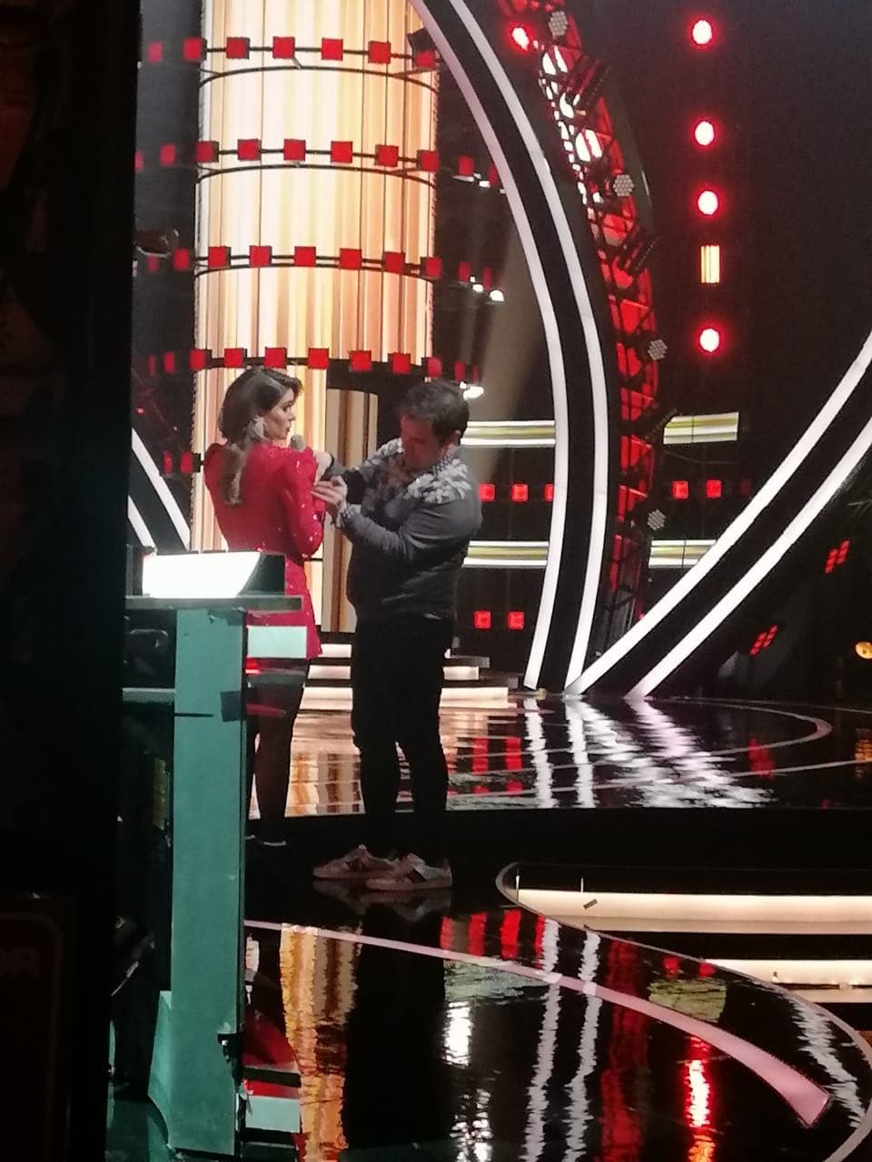 Un corte comercial bast´ó para que el asistente personal de Galilea Montijo pudiera arreglar el incidente, del que sólo Univision Entretenimiento se percató.