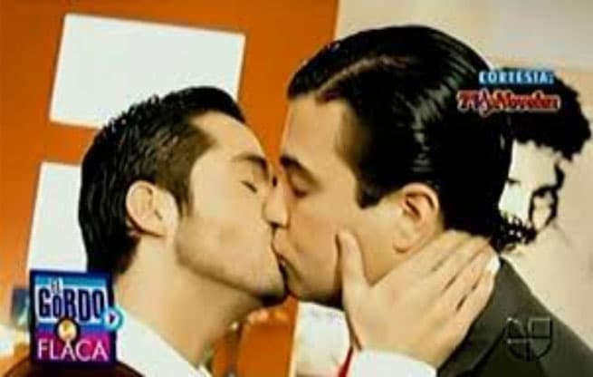 <b>José Ron y Jaime Camil fueron pareja</b> en el año 2009 dentro de la telenovela 'Los exitosos Pérez', y aunque el beso se grabó, la escena nunca salió al aire.