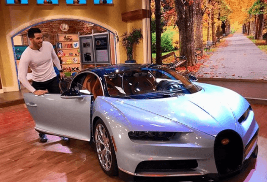 El chef Jesús estaba impresionado con este superauto, y quería sentir la experiencia de probarlo.