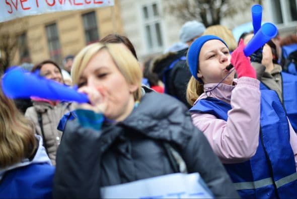 La zona del euro continuará en recesión en 2013 al registrar una retracción del 0.3 por ciento en su economía, que sólo empezará a recuperarse en 2014, con un crecimiento del 1.4 por ciento, afirmó la Comisión Europea (CE). Ver toda la información