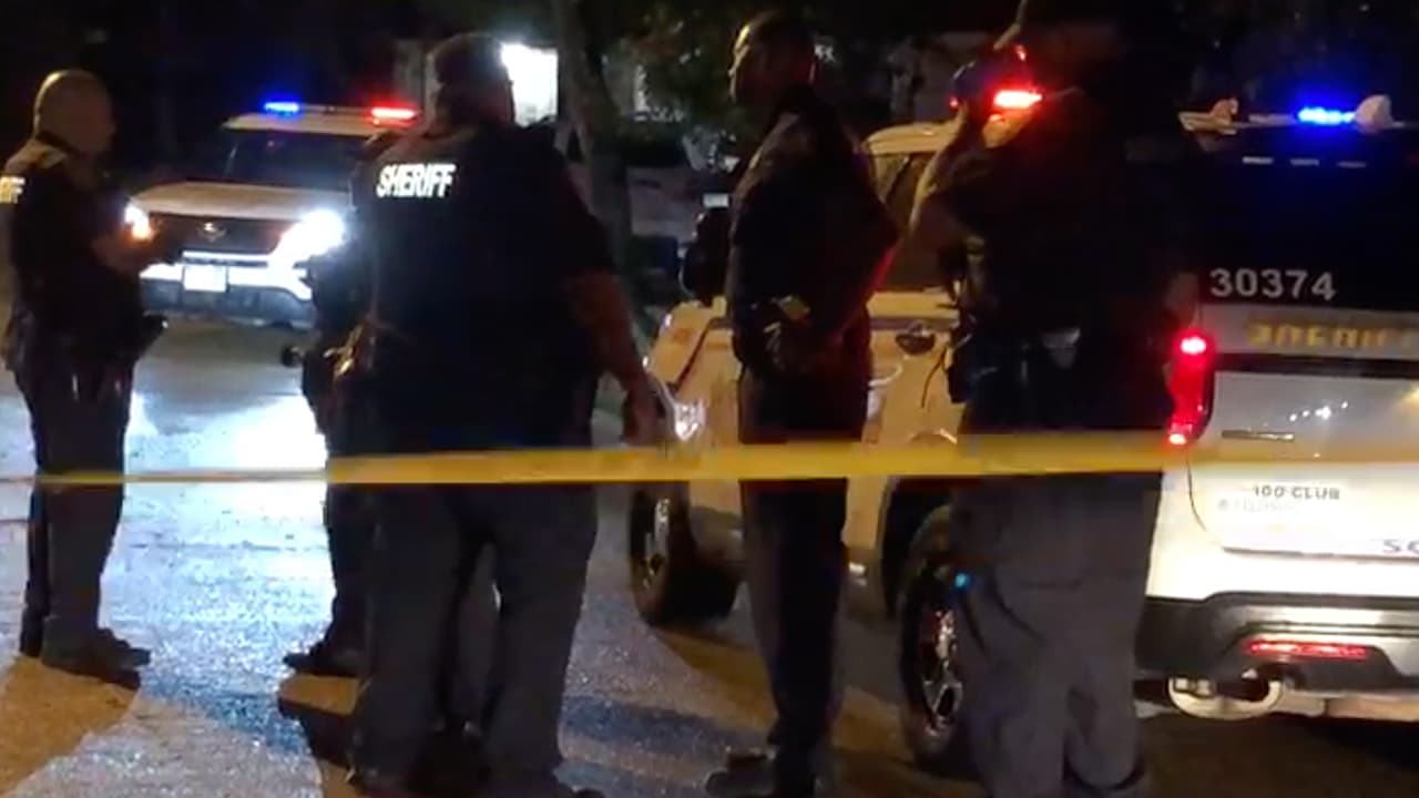 Los hechos ocurrieron el miércoles a las 4:45 am, en la cuadra 
<b><a href="https://www.google.com/maps/place/4100+Brown+Meadow+Ct,+Katy,+TX+77449/data=!4m2!3m1!1s0x8640d83e5b34e9e3:0x5b85228b049eb509?sa=X&ved=2ahUKEwjguoj7saTzAhULSzABHZYnCskQ8gF6BAgQEAE" target="_blank">4100 Brown Meadow Court</a></b>, en el área de Katy. El juez fijó fianza de 100 dólares a Elliot.
<br>