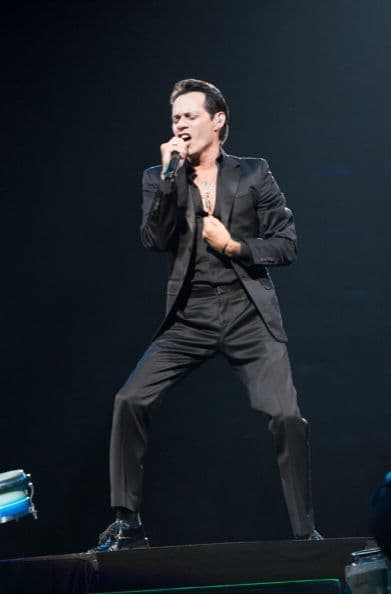 Como los grandes divos, Marc Anthony subió al escenario entre el fervor de miles de fans, con gafas de sol y necesitando solo un movimiento de caderas para enloquecer a un público mayoritariamente latino. 
