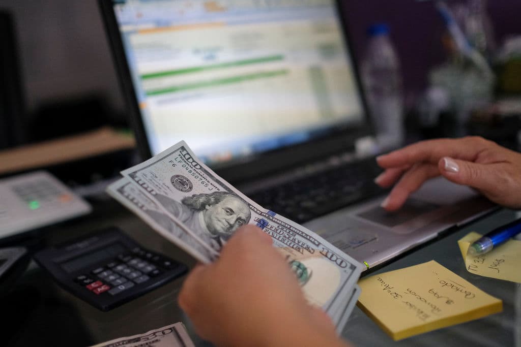 <b>El IRS recomienda que elijas recibir tu reembolso por depósito directo |</b> "La manera más segura, precisa y rápida de obtener un reembolso es presentar la declaración de impuestos electrónicamente y elegir el depósito directo", dijo el IRS en un comunicado. 
<br>
<br>De acuerdo con los antecedentes,
<b> 8 de cada 10 contribuyentes obtienen sus reembolsos por esa vía</b>, como sucede con casi el 98% de los beneficios del Seguro Social y los cheques del Departamento de Asuntos de los Veteranos.