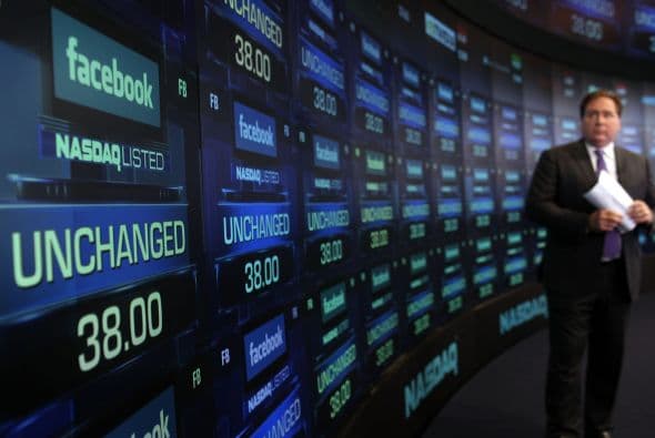 18 de mayo. Facebook debuta en la Bolsa de Valores. Las acciones de la red social abrieron a $42.05, un aumento de 11% respecto al precio de la oferta pública inicial. En la víspera, la empresa había fijado el precio de sus acciones en $38 cada una.