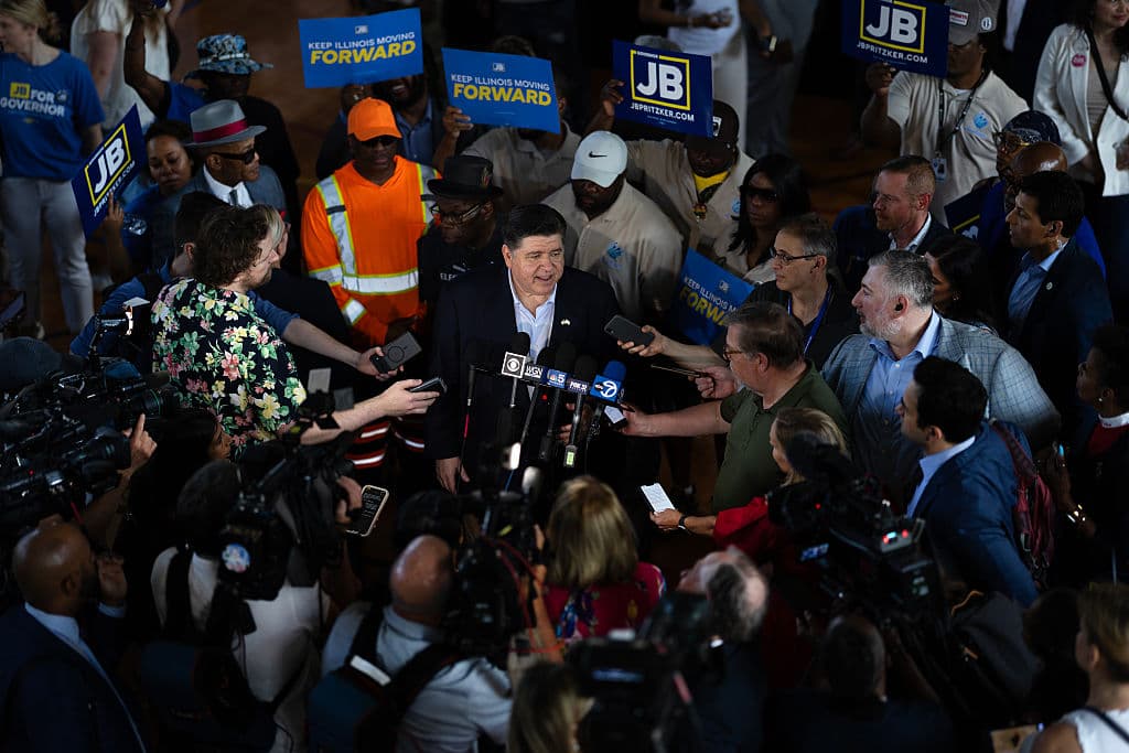 Según Forbes, el gobernador de Ilinois
<b><a href="https://www.univision.com/local/chicago-wgbo/pritzker-dice-que-su-fortuna-esta-por-encima-de-trump-en-la-dnc-video" target="_blank">tiene una fortuna personal estimada en $3,200 millones</a></b>, menor por $1,600 millones a la del
<b>presidente de los Estados Unidos, Donald Trump, </b>con quien ha tenido profundas diferencias.
<br>
<br>El nombre de Pritzker suena con fuerza entre los posibles candidatos demócratas para desafiar a Trump en elecciones.