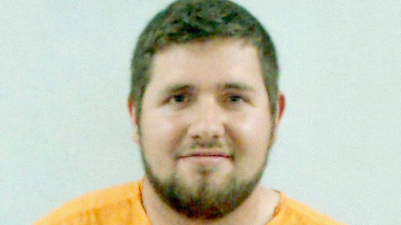 Arrestan a hombre en Florida tras negarse a quitar 'sticker' obsceno de su auto
