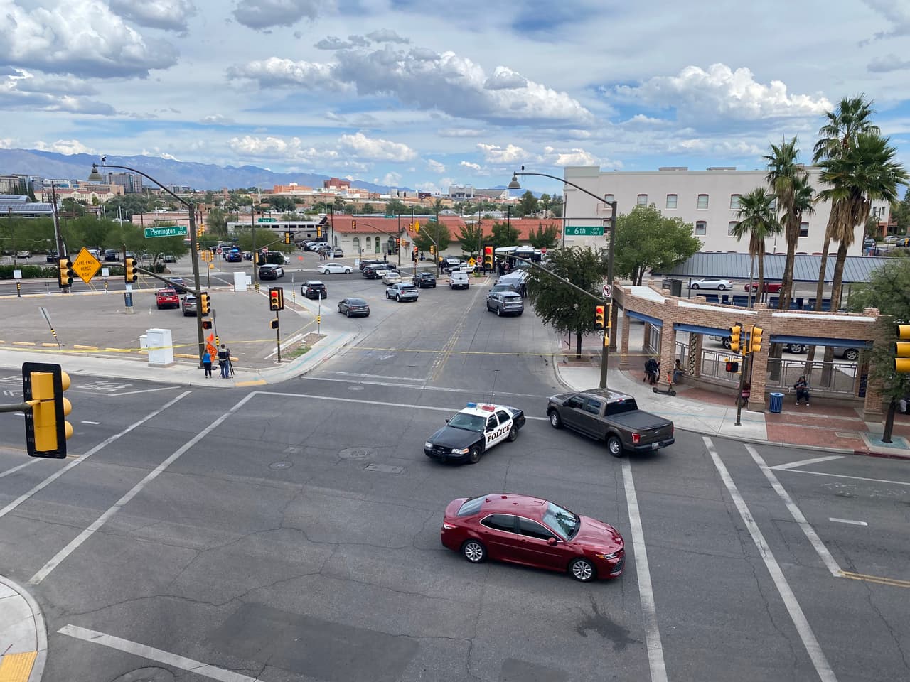 No estaba claro si todos los disparos ocurrieron a bordo del tren o si se hicieron algunos disparos en la plataforma, como se observa en el video de la cámara de vigilancia del museo.