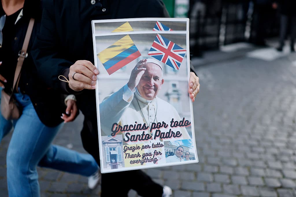 <h3 class="cms-H3-H3">"Gracias por todo, Santo Padre"</h3>
<br>
<br>Un hombre muestra un cartel con la frase en varios idiomas durante el funeral del papa Francisco en la Via della Conciliazione, que une a el Vaticano con Roma, el 26 de abril de 2025.
<br>