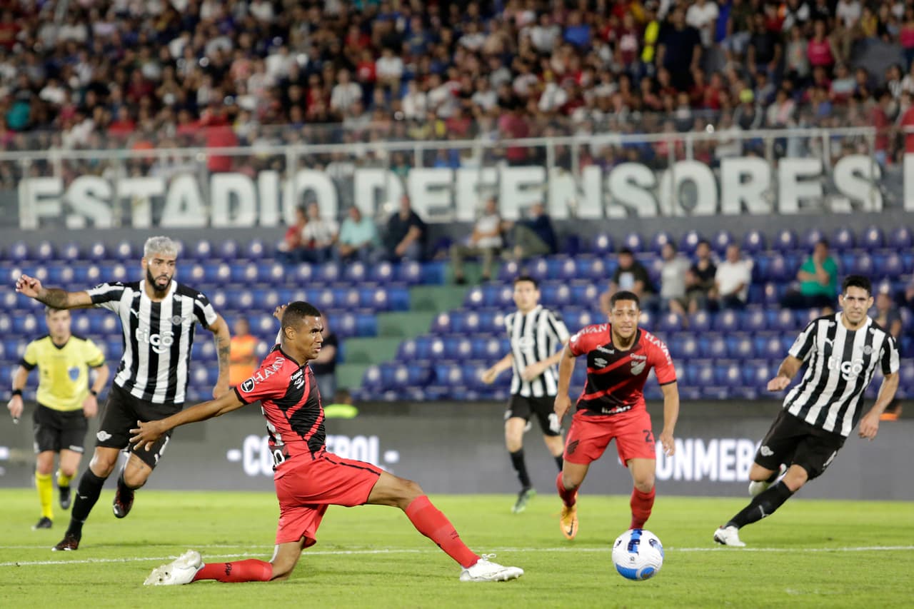 Libertad y Paranaense empataron 1-1, pero el club brasileño calificó a los Cuartos de Final por ganar 2-1 la ida de los Octavos de Final.