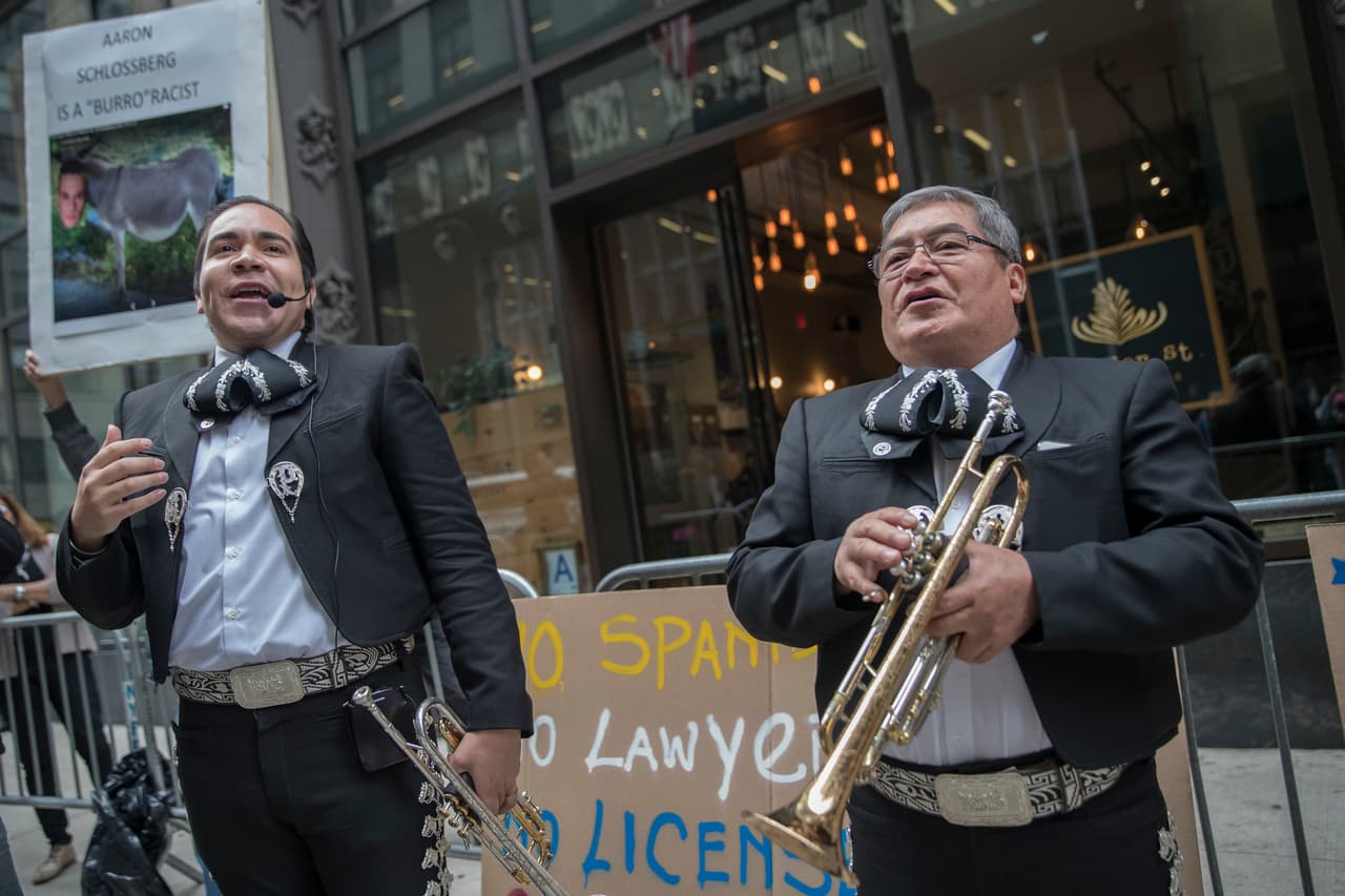 Tras el episodio que se hizo viral, un grupo de activistas decidió ofrecerle una serenata en su idioma "predilecto" a las puertas del edificio de Manhattan donde vive.