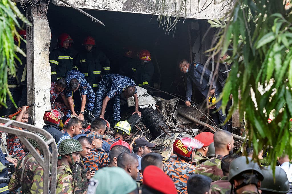 Personal de rescate y seguridad buscan en el lugar en que se estrelló el avión. (Photo by Abdul Goni / AFP) (Photo by ABDUL GONI/AFP via Getty Images)