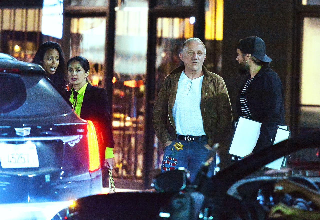 Y las actrices latinas también conversaban por un lado.