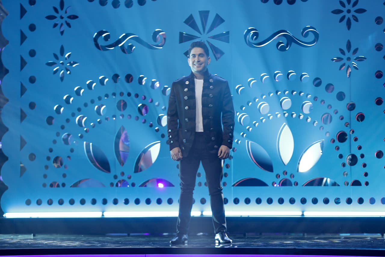 Por su parte El Bebeto apareció en el último duelo de la noche junto a Adriel Favela. Ambos bailaron el género regional mexicano (quebradita).