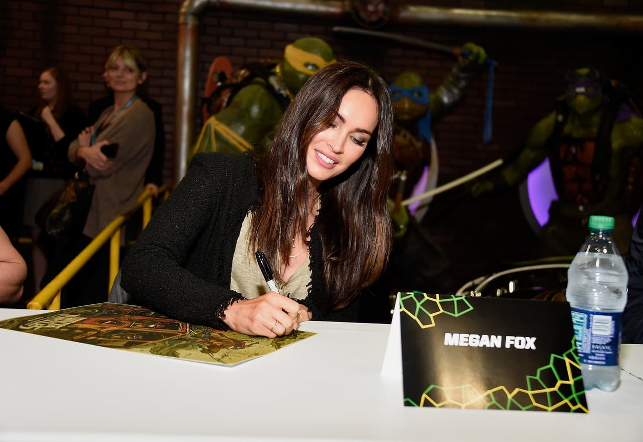 Megan firmando autógrafos.