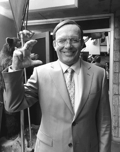 Varios seguidores en Instagram lo han comparado con 'Raúl Velasco' por su gran parecido.