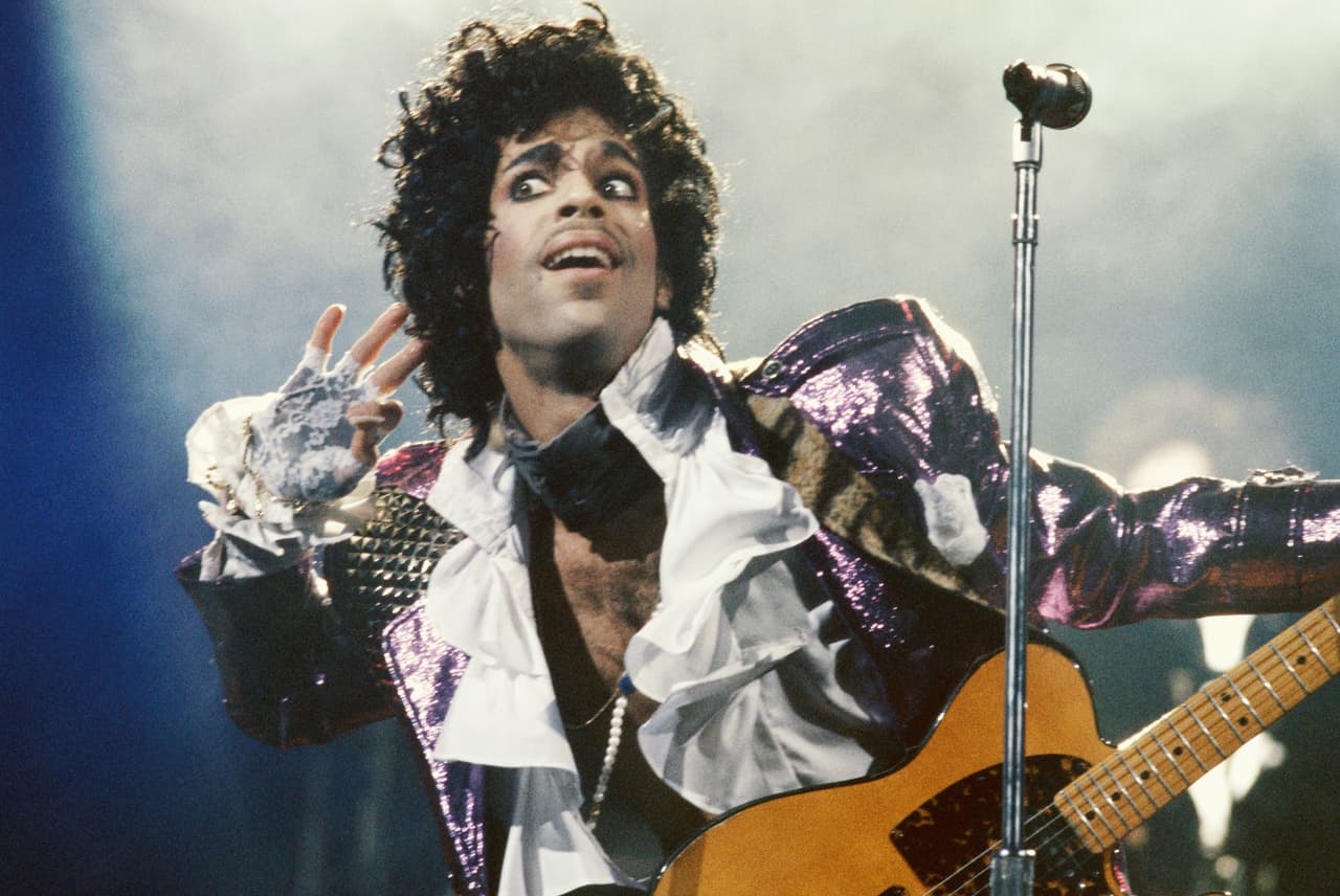 <b>Prince.</b> ‘Purple rain’, uno de los temas icónicos de este artista fue reproducido en los eventos de campaña de Trump en 2018. Omarr Baker, hermano de Prince,
<a href="https://twitter.com/PRNFamily/status/1050559774050406400"><u>emitió un comunicado en nombre de la familia</u></a> pidiendo al mandatario que dejara de utilizar el tema. Según Baker los herederos de los derechos de este autor, fallecido en 2016, “nunca dieron permiso al presidente Trump o la Casa Blanca para usar sus canciones y solicitan que dejen de utilizarse de inmediato".