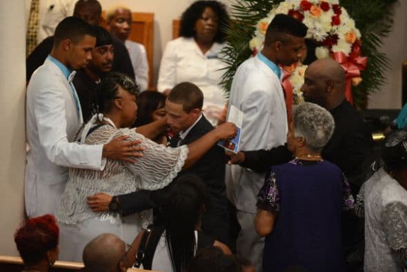 Familiares despidieron a Eric Garner, el hombre que murió bajo custodia de la policía en Staten Island. La agencia municipal que investiga las acusaciones de abusos por parte de la Policía anunció que está estudiando miles de quejas que ha recibido en los últimos años por el uso de técnicas de asfixia para la inmovilización de sospechosos.