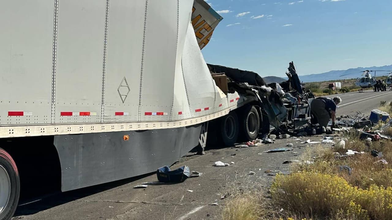 La autopista se mantuvo afectada por varias horas mientras investigadores recolectaban pistas y las cuadrillas limpiaban el lugar. El Departamento de Seguridad Pública de Arizona ya trabaja para determinar qué llevó a este trágico incidente.