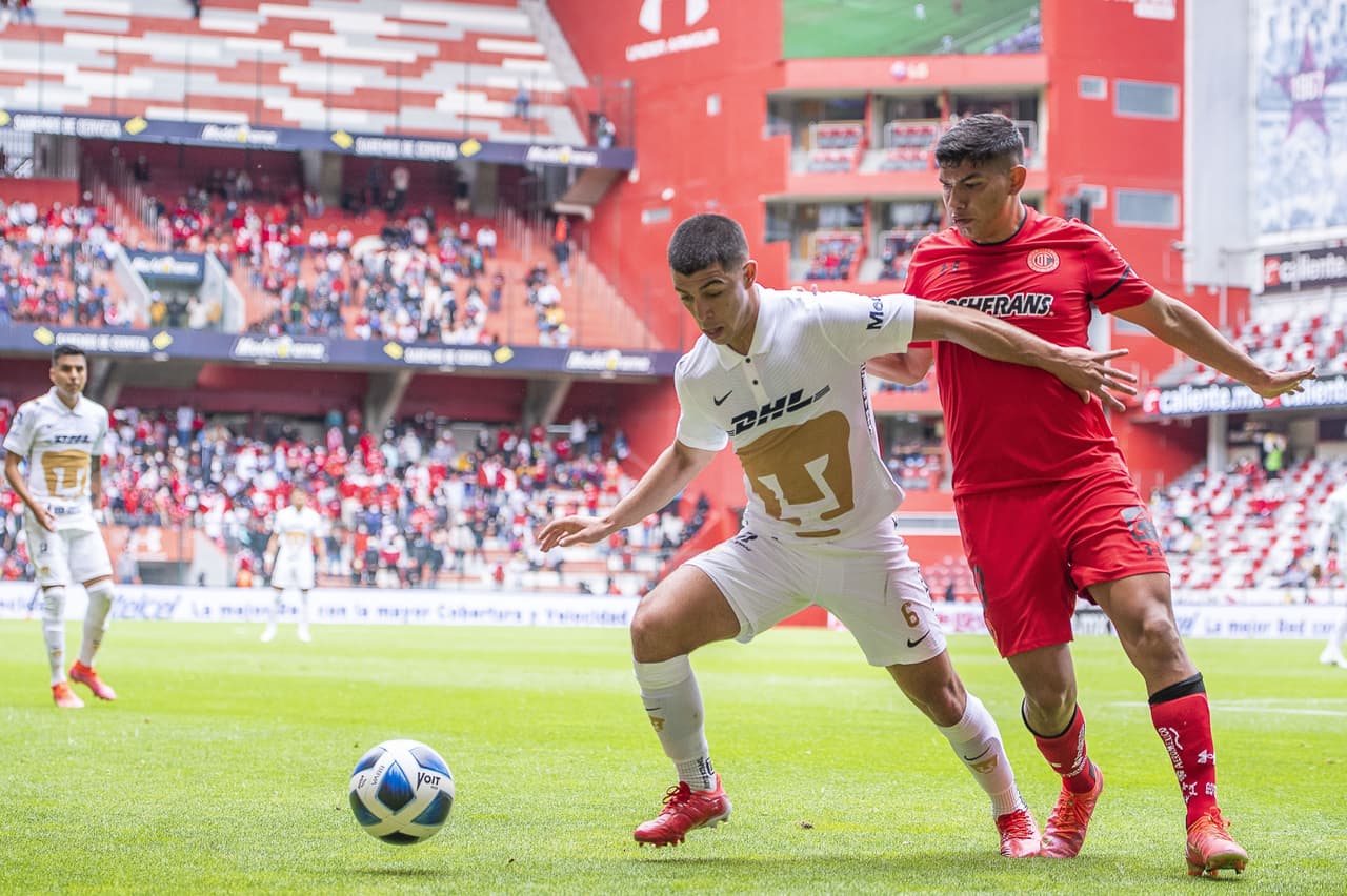 Toluca se impone en su casa 2-1 ante los Pumas de la UNAM, durante las séptima fecha del torneo de Apertura 2021 de la Liga MX. Juan Ignacio Dinneno abrió el marcador al minuto 8' tras cobrar un penal, sin embargo, los 'Diablos Rojos' remontaron con anotaciones de Rubens Sambueza (19') y Alexis Canelo (70').