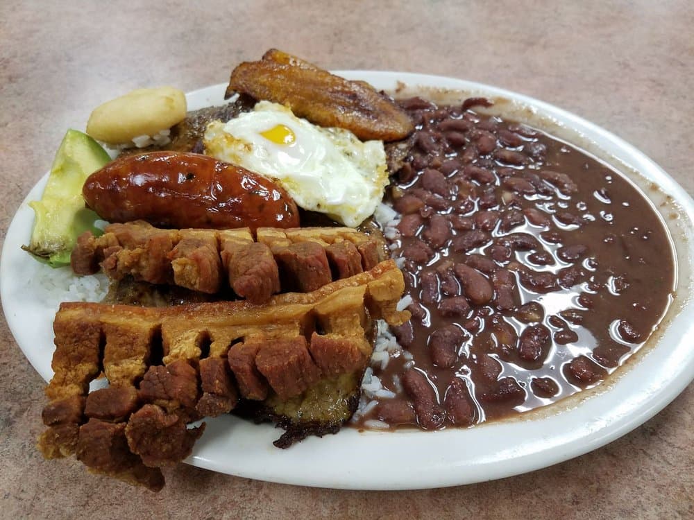 <b>La Casona Colombian Restaurant </b>
<br>Dirección: 3820 Stewart Rd. Atlanta, GA. 30340
<br>Teléfono: (770) 458-6657
<br>
<b><a href="https://www.yelp.com/map/la-casona-colombian-restaurant-atlanta">Cómo llegar</a></b>
<br>
<br>En Yelp, una usuaria dijo: “El restaurante colombiano más auténtico en el área de Atlanta, sin duda. Mis padres son colombianos, así que he crecido con la comida y los sabores toda mi vida y esto es lo más parecido a una comida casera para mí. He estado viniendo aquí por años y es consistentemente delicioso”.