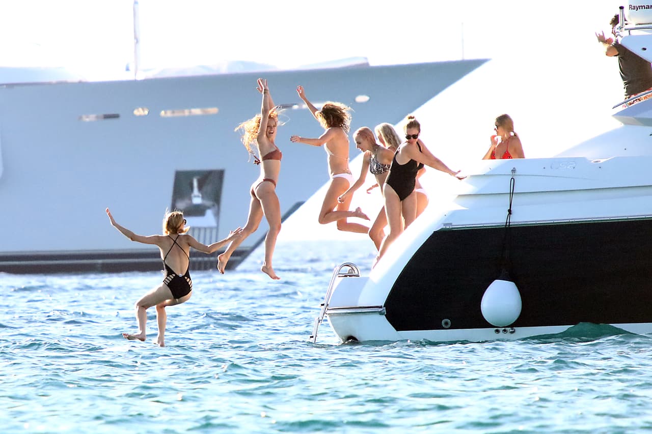 Sus amigas la siguieron.