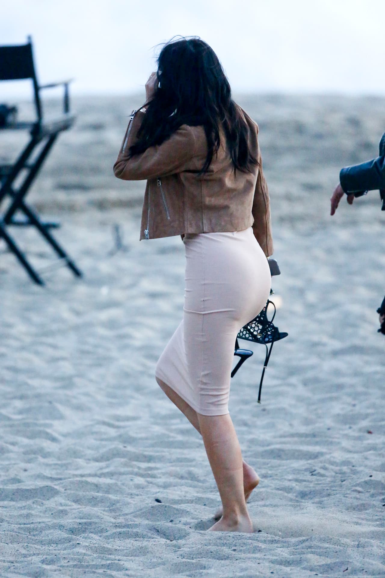 Optó por quitarse los zapatos y andar descalza.